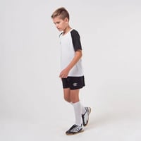 Camiseta Umbro TWR Trinity Juvenil - Branco e Preto